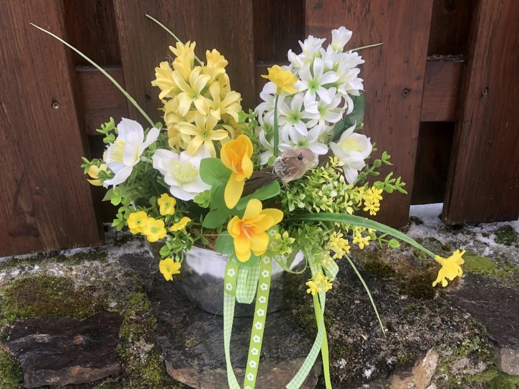 Velikonoční dekorace v květináči